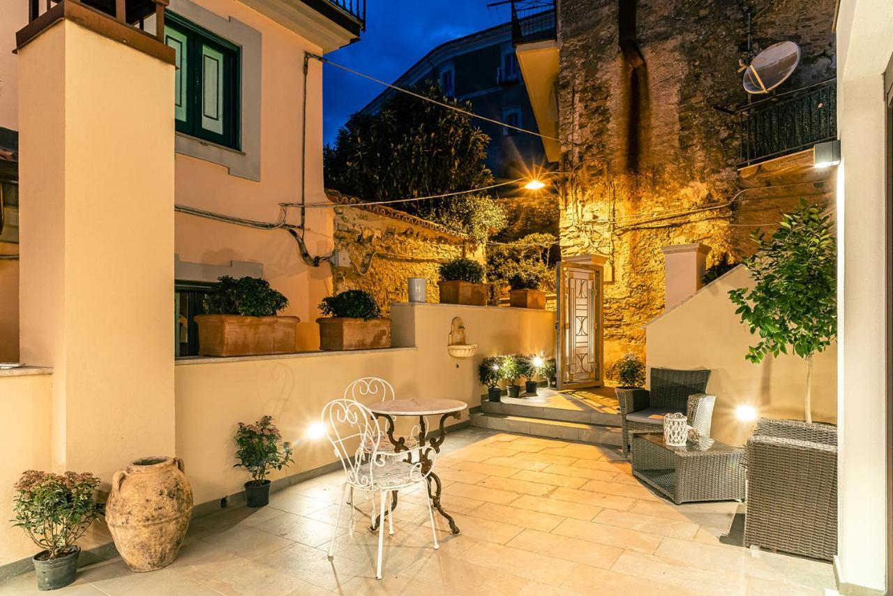 De Gulia Charme And Relax Bed & Breakfast กัสเตลลาบาเต ภายนอก รูปภาพ